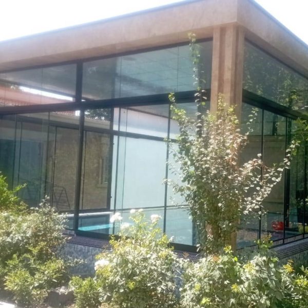استخر شیشه ای
