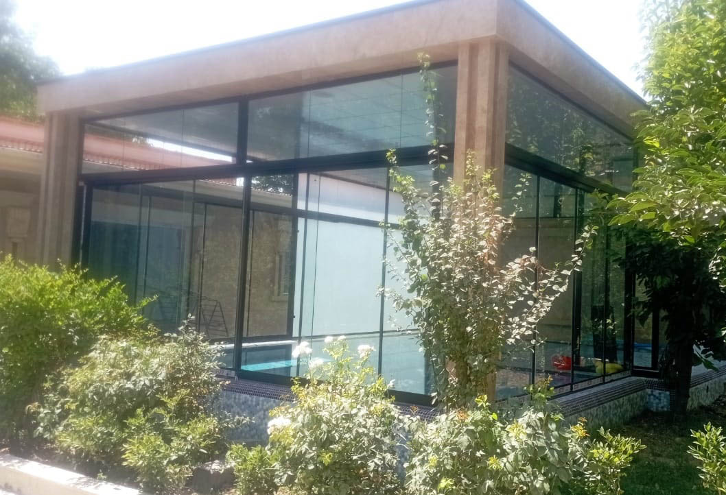 استخر شیشه ای